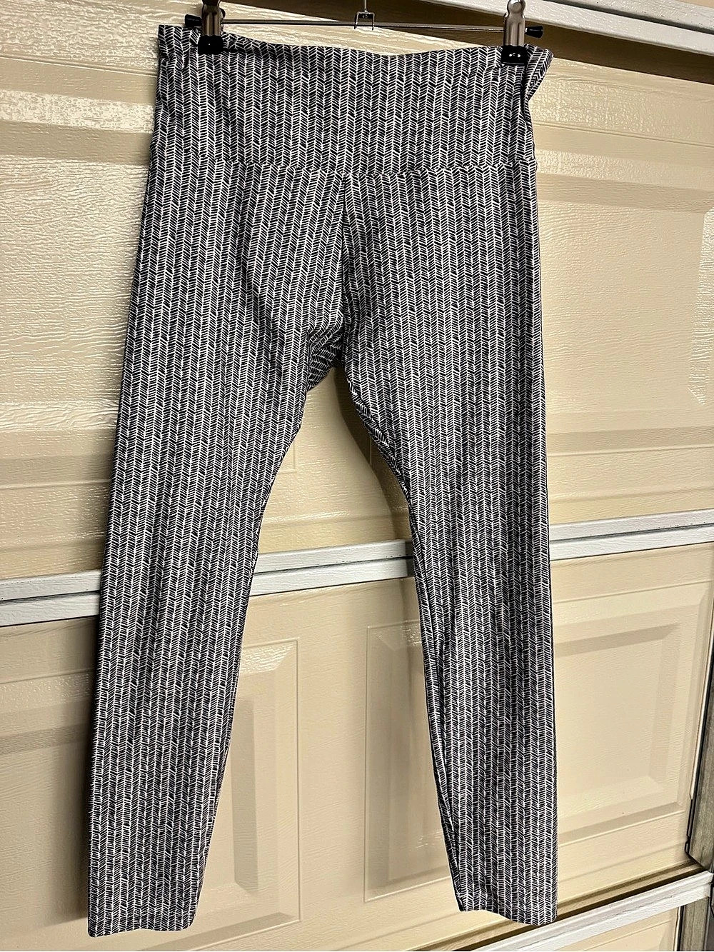 Lorna Jane Geometric Leggings in Black & White Like New